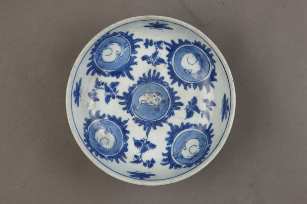 图片[1]-Blue and white rabbit shallow bowl-China Archive